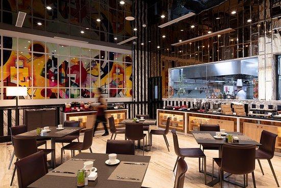 Le Cafe Restaurant & Bar